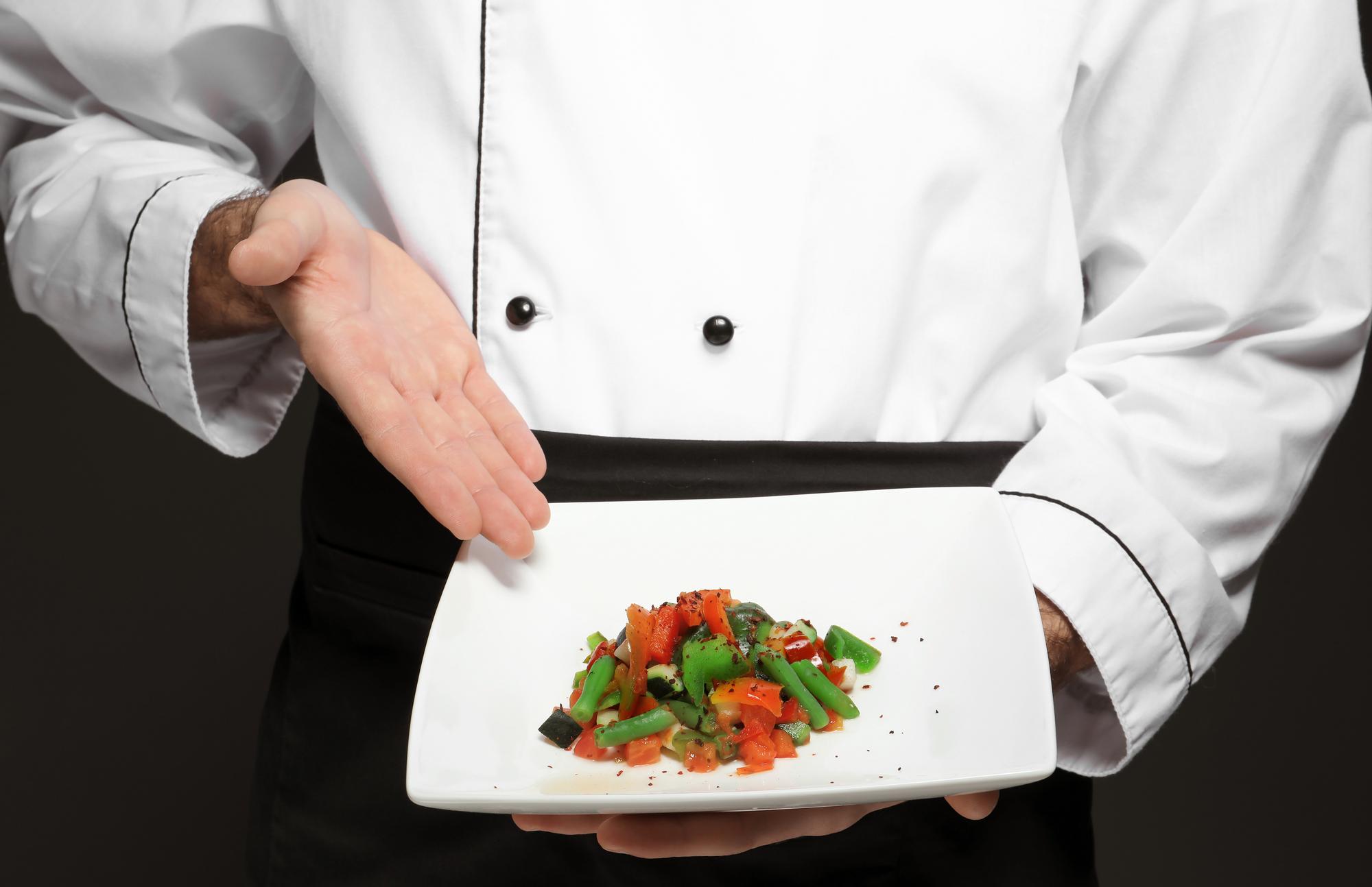 Chef bereitet elegantes Gericht vor